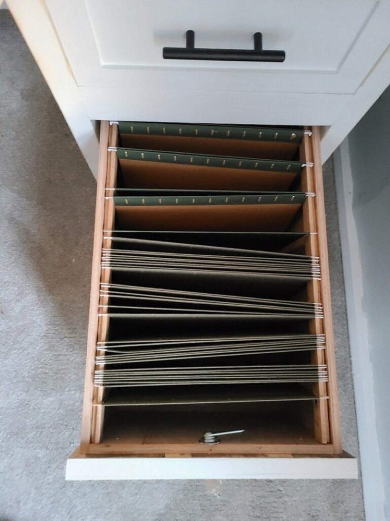 File cabinet with built in hanger for files