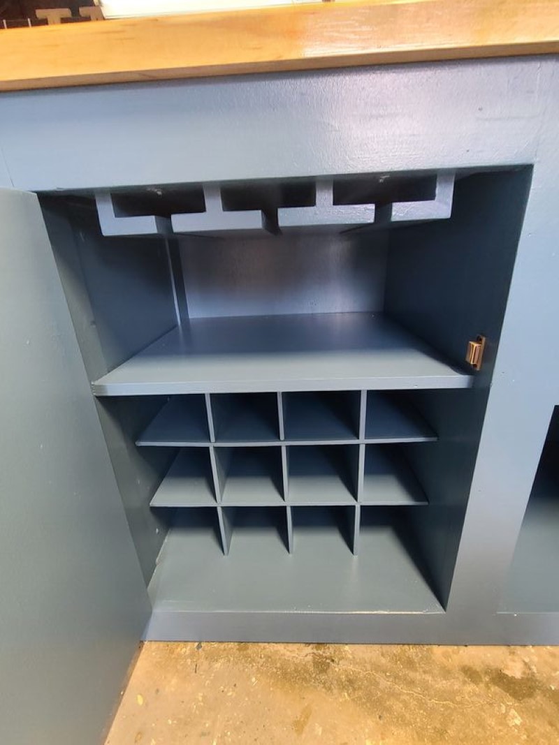 Here is a picture of the built in glass holders